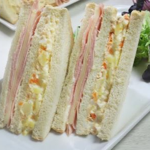 Sándwich de ensalada rusa