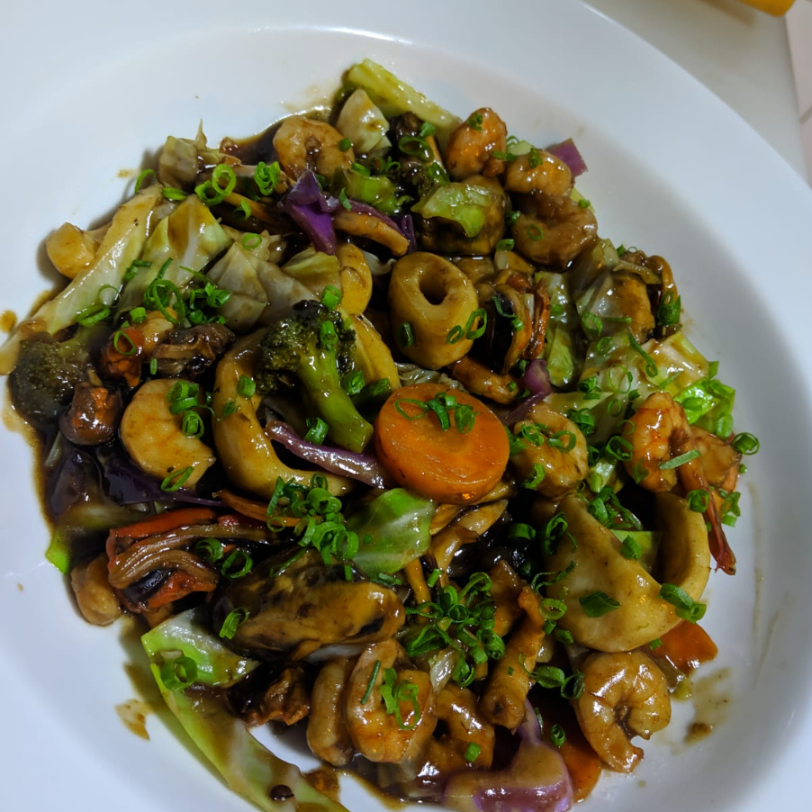 Uma combinação irresistível de lula, mexilhão, camarão e legumes selecionados, tudo preparado em uma caçarola quente e finalizado com um molho especial do chef. Um prato marcante, aromático e cheio de sabor do mar!