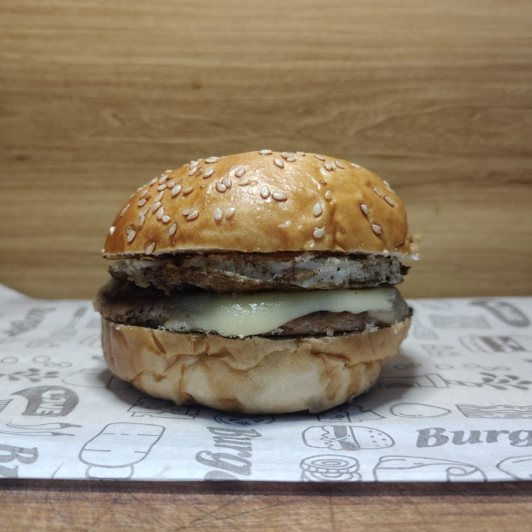 Pão, carne, queijo e ovo.