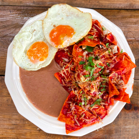 Chilaquiles Rojos con Huevo