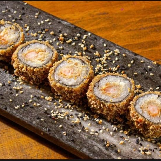 Nori, arroz, camarão Empanado e cream cheese.
Finaliza com Cebolinha e Gergelim.
Molhos; Shoyu e Teriaki.