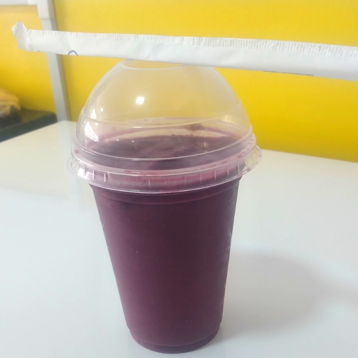 Milk Shake 500ml trazendo a cremosidade do Açaí com leite ninho e farofa de amendoim