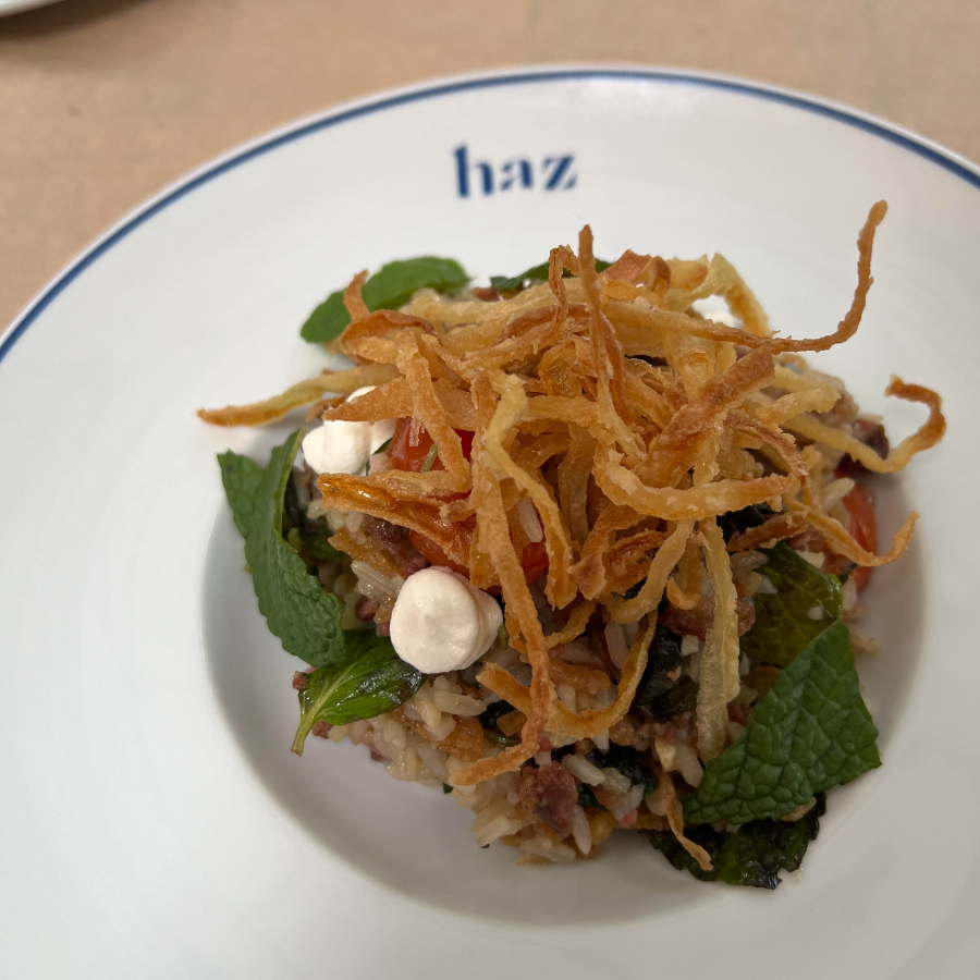 Arroz de jasmin cremoso, pedaçinhos de kafta de cordeiro, tomatinhos confit, gotas de coalhada e cebola crocante