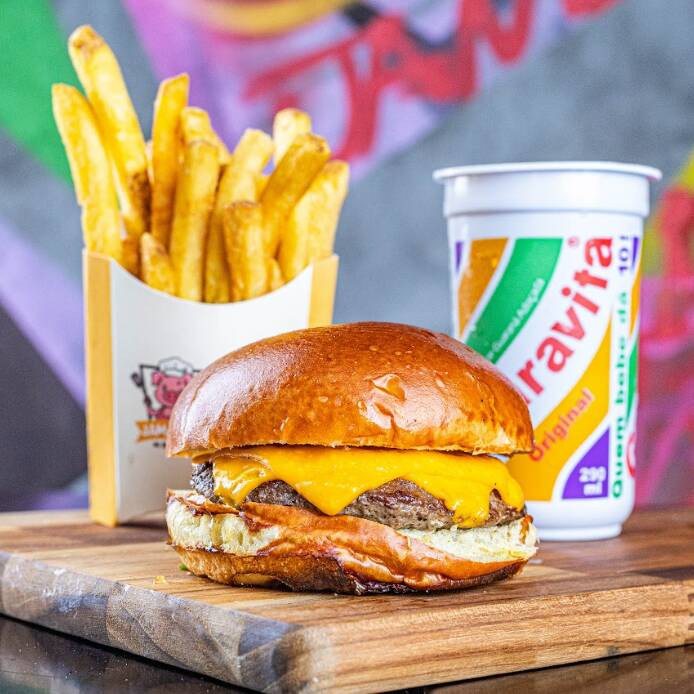 Descubra o sabor clássico do Cheese! Nosso hambúrguer é montado em um pão brioche macio e dourado, que envolve um blend suculento de 130g de carne premium. No topo, uma fatia de cheddar derretido adiciona uma textura cremosa e um sabor rico que se funde perfeitamente com a carne grelhada. O Cheese é a opção perfeita para aqueles que buscam um hambúrguer simples, porém repleto de sabor e qualidade. São 2 Chesses acompanhado por 2 batatas fritas e 2 Guaravitas