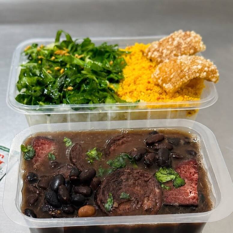 FEIJOADA : Feijão Preto / Carne Seca / Calabresa / Arroz Branco / Couve / Torresmo / Farofa