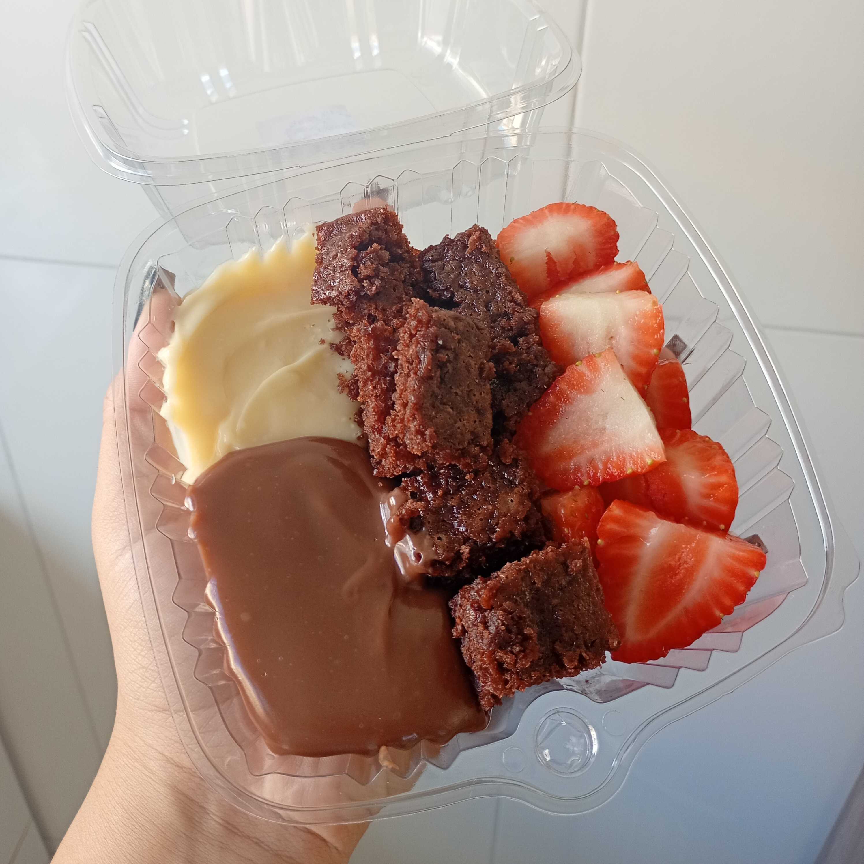 Pocket de Fondue com brigadeiro de ninho, brigadeiro ao leite, morangos & pedaços de bolo fofinho de chocolate
