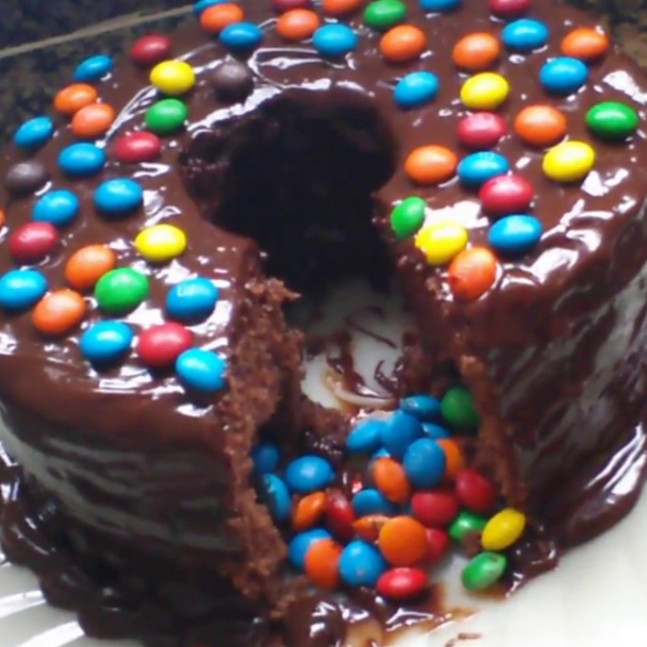 Massa de chocolate com cobertura de chocolate e confetes