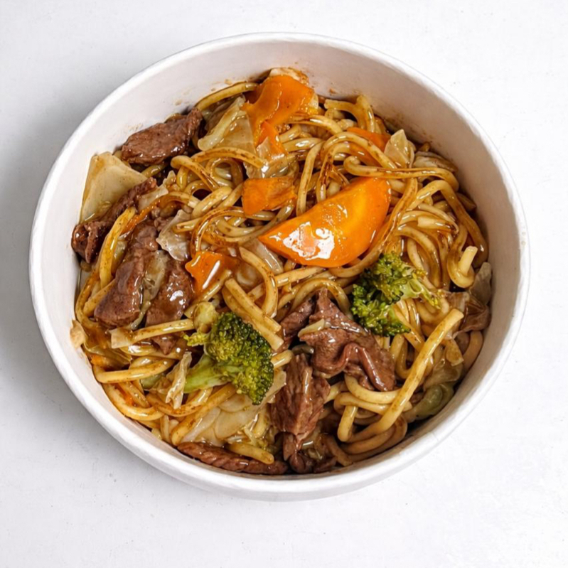 Macarrão oriental salteado na wok com legumes frescos e molho especial à base de shoyu, trazendo sabor e aroma da culinária asiática.