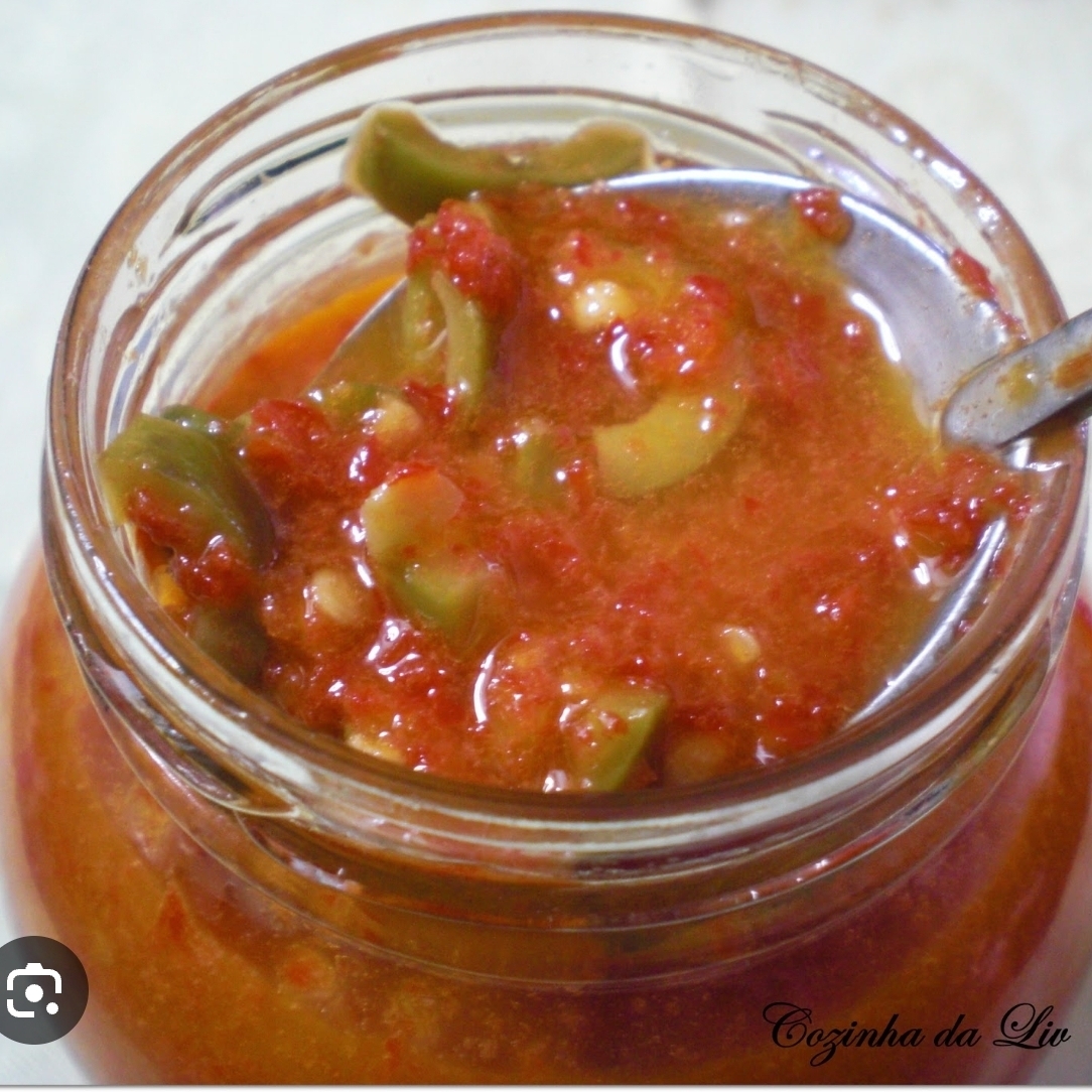 PIMENTA COM PEDACOS DE CEBOLA PIMENTAO E AZEITONA