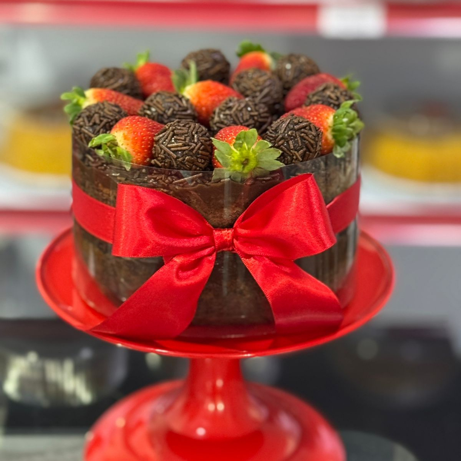 Nosso Bolo Afetivo de Brigadeiro traz todo o carinho da confeitaria artesanal em uma combinação simplesmente apaixonante: bolo caseiro super fofinho, recheado e coberto com um delicioso brigadeiro que conquista logo na primeira fatia. Para deixar tudo ainda especia, ele é ornamentado com morangos frescos e docinhos de brigadeiro, trazendo charme. Aproximadamente 15 fatias de degustação.