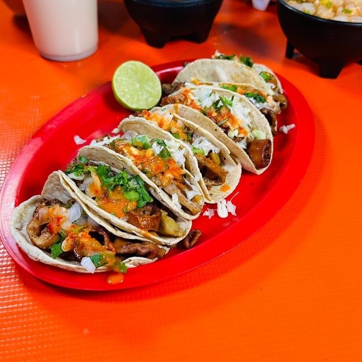 5 taco de tripa, burrito deshebrada, 1 agua sabor