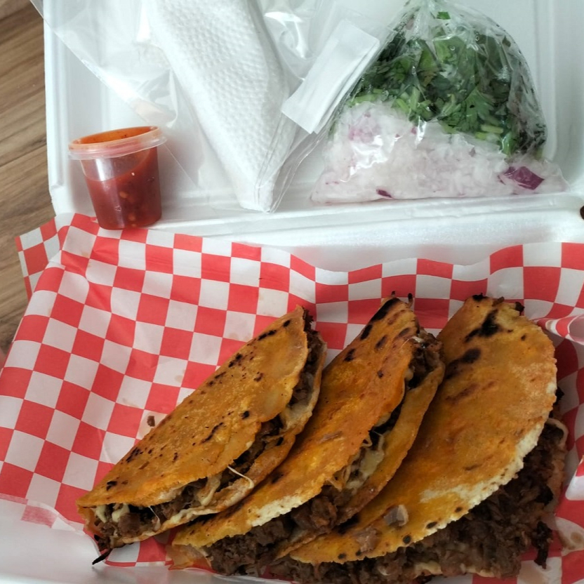 Combo de 3 Quesabirrias+1/2L de Consomé