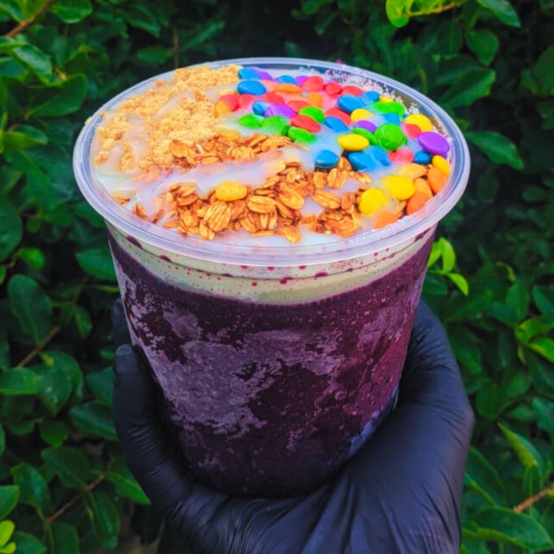 Açaí cremoso e super refrescante! Escolha seus complementos gratuitos, monte o açaí do seu jeito e aproveite a textura perfeita com ingredientes selecionados. Peça Já! *(Role a tela e selecione os complementos do seu açaí abaixo. Caso não selecione, enviaremos um mix especial escolhido pela loja!!)*