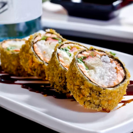Rolo de sushi com recheio de Salmão e Camarão rosa e cream Cheese e arroz, empanado e frito por fora.