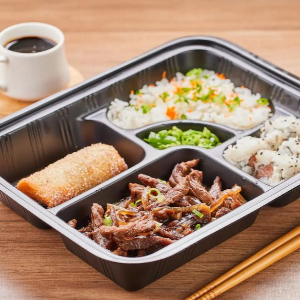 Filé de peito de frango grelhado, acompanhado de arroz japonês, rolinho primavera e sunomono de pepino japonês