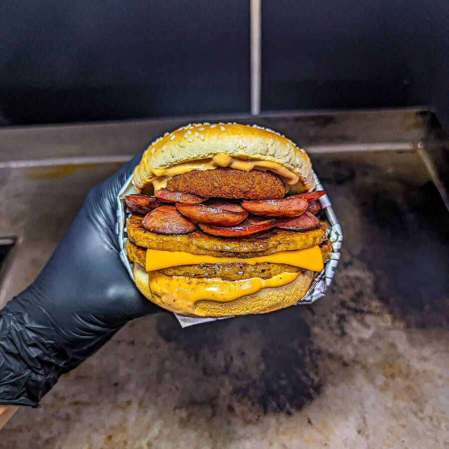 A explosão de sabor defumado que você espera. Pão de gergelim levemente tostado, 2 carnes de 56 g cada, linguiça calabresa fatiada, anel de cebola crocante, fatia de queijo cheddar derretido e nosso molho especial da casa. A calabresa adiciona um toque defumado intenso, complementado pelo cheddar cremoso e pela carne suculenta, enquanto a cebola dá o contraste de textura.
