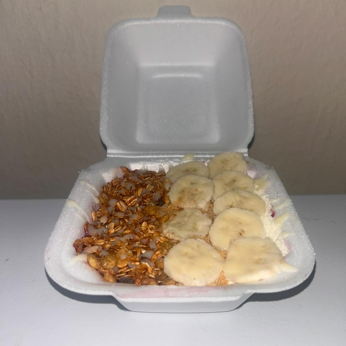 Leite em pó, pó de amendoim granola, banana e leite condensado
