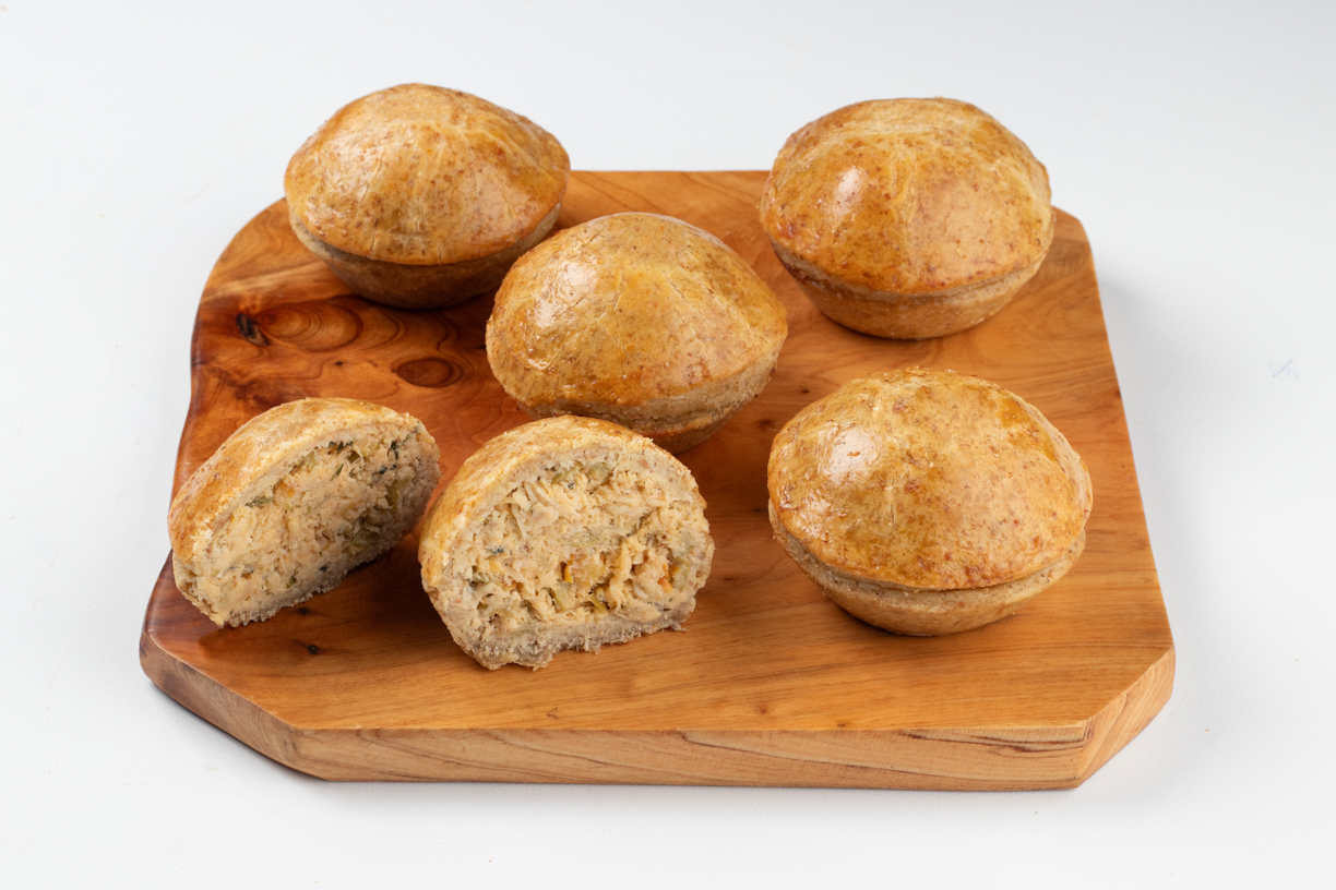 Feita com massa amanteigada integral e leve, esse quitute é a escolha perfeita para um lanche da tarde. Nosso recheio de frango desfiado é preparado com carinho e feito com temperos especiais.