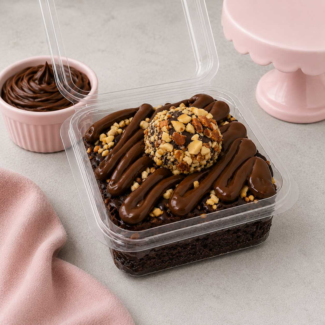 Nosso brownie individual de 110 g é perfeito para quem ama chocolate! Uma base super chocolatuda coberta com brigadeiro de chocolate, creme de avelã, amendoim crocante e finalizada com um mini brigadeiro de chocolate e amendoim.
Perfeito para matar a vontade de comer um docinho!!!
P.S: Caso deseje um brownie bem farto, recomendamos nosso Brownie Supreme de Morango ou nossas Fatias de Brownie!