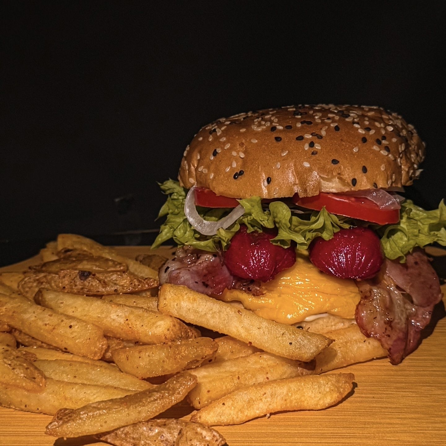 SalchiBurger con papas fritas