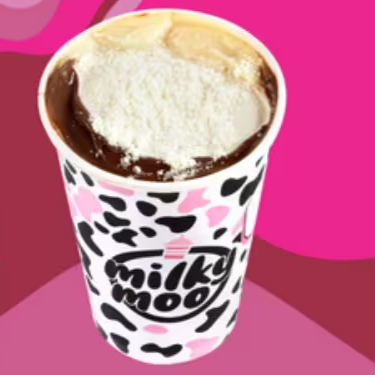 Milkshake feito com sorvete de baunilha, batido com leite em pó e borda metade creme de avelã e metade brigadeiro de leite em pó. Leite em pó no topo. #doces #sobremesas