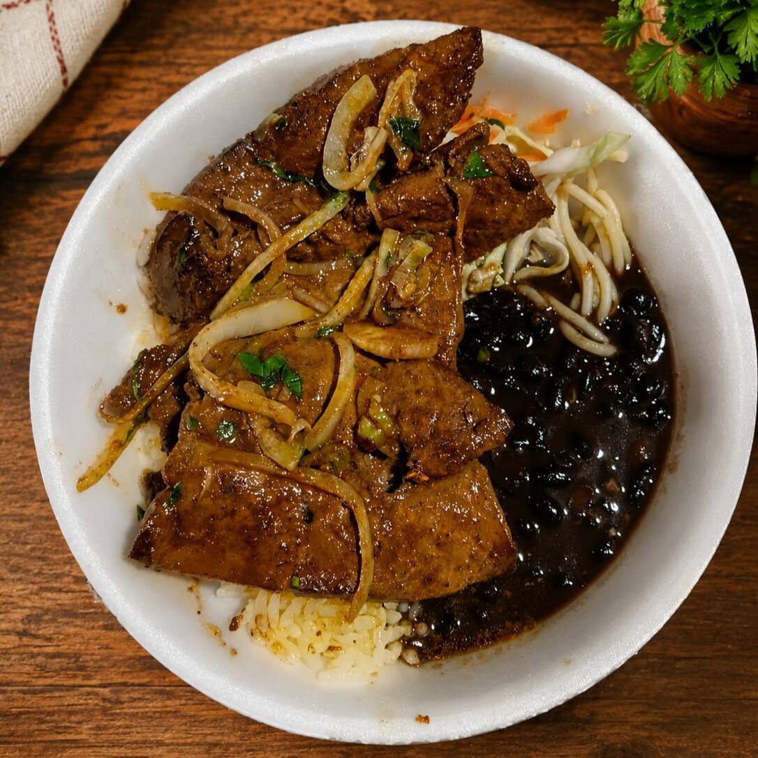 Fígado frito acebolado, acompanha Arroz, Feijão, Macarrão, Salada e Farofa.