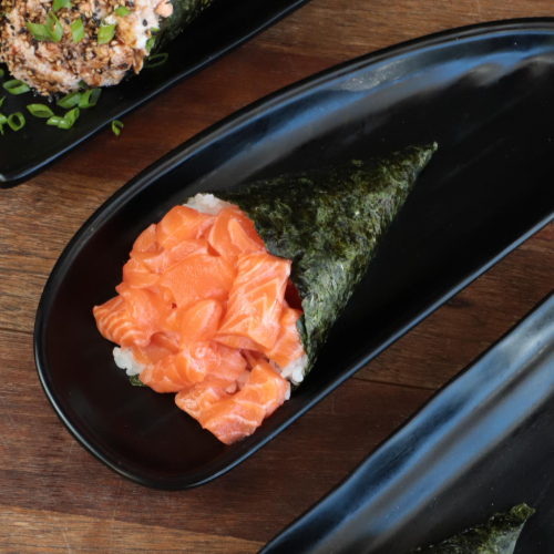 Salmão cortado em cubos, arroz shari e salpicado com cebolinha, envolto no nori (folha de alga) em formato de cone. *Não acompanha (Shoyu,Teriaki, Porta Shoyu e Hashi)*