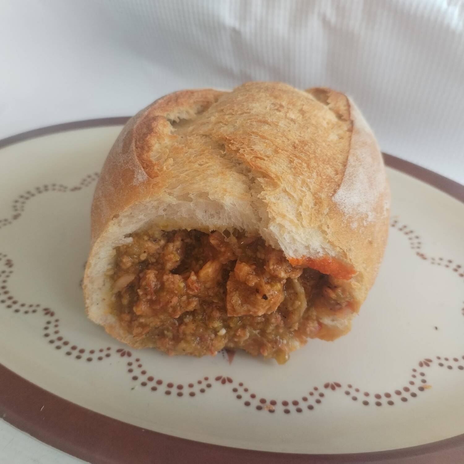 Bolillo Con Guisado