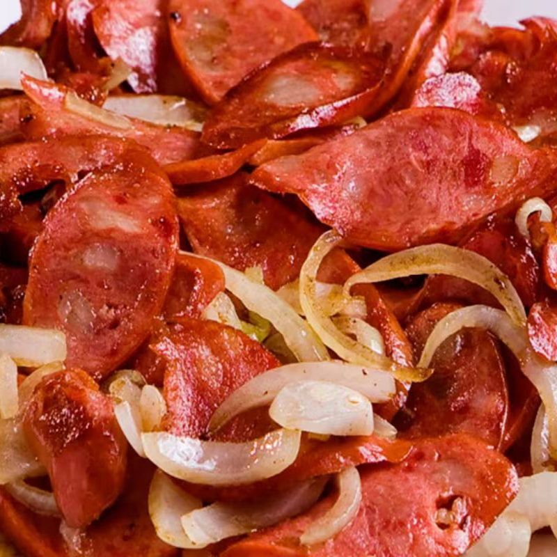 Arroz, feijão , farofa , salada . Escolha entre batata frita ou purê de batata .