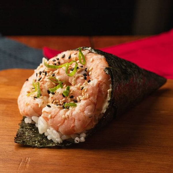 Temaki enrolado na alga com recheio de camarão natural e cream cheese.