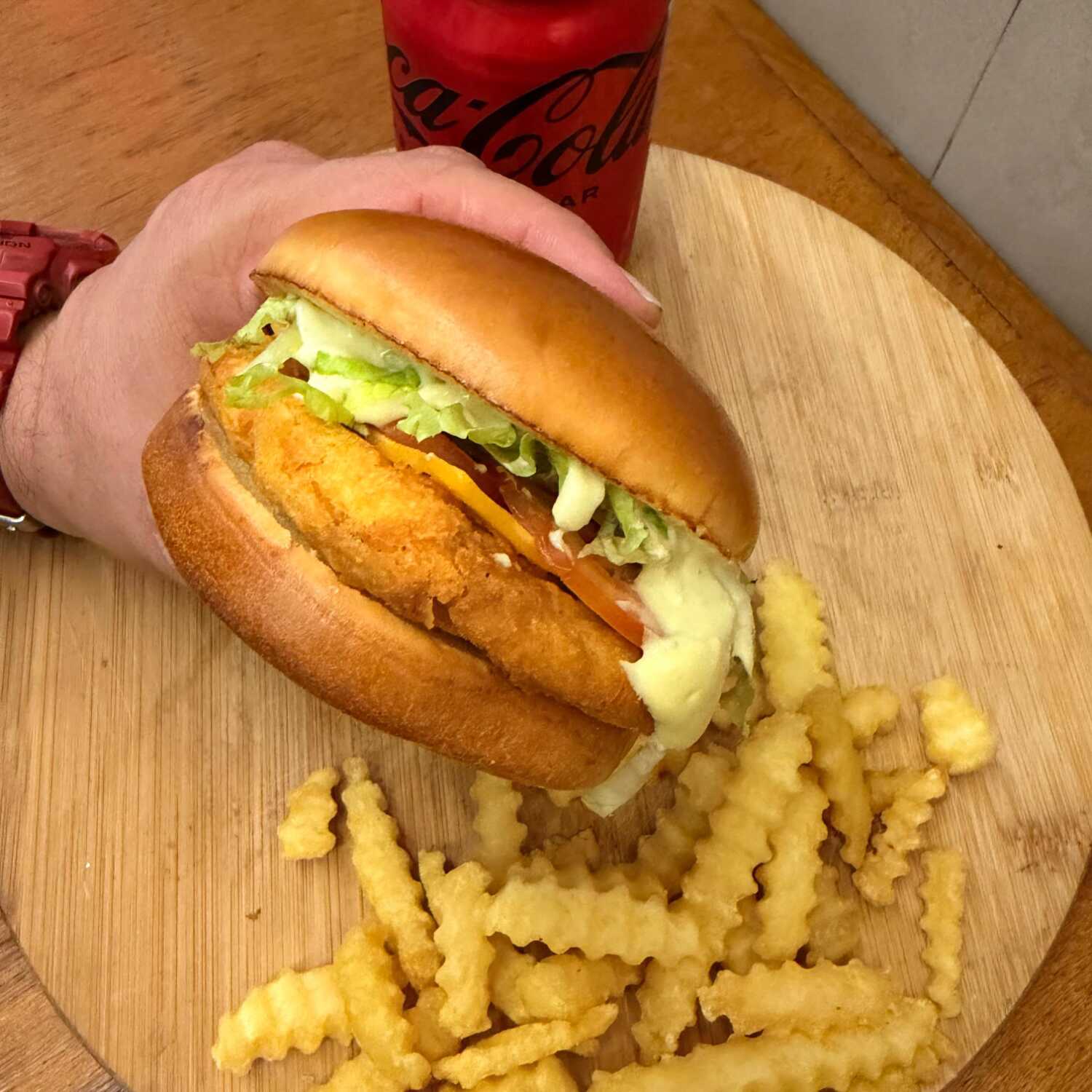 frango empanado, queijo cheddar Polenghi, alface, tomate e maionese da casa + Batata + refri lata