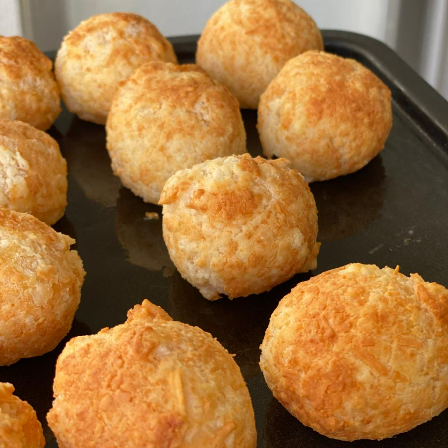 Porção com 4 pães de queijo parmesão tradicionais. Sem recheio.