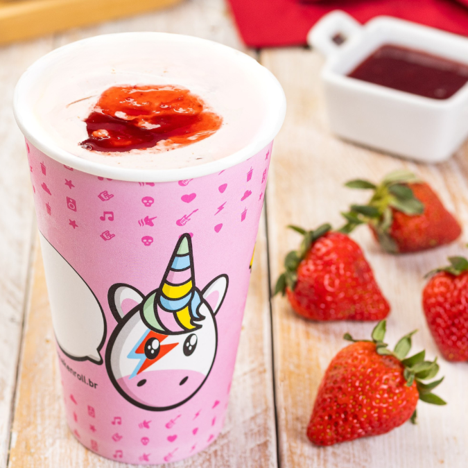 Sorvete de baunilha premium e calda de morango em pedaços.