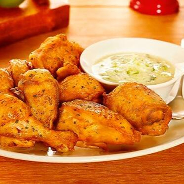 Frango à passarinho crocante e bem temperado, com arroz soltinho, feijão caseiro, fritas douradas e salada fresca. Uma refeição completa que abraça no sabor!