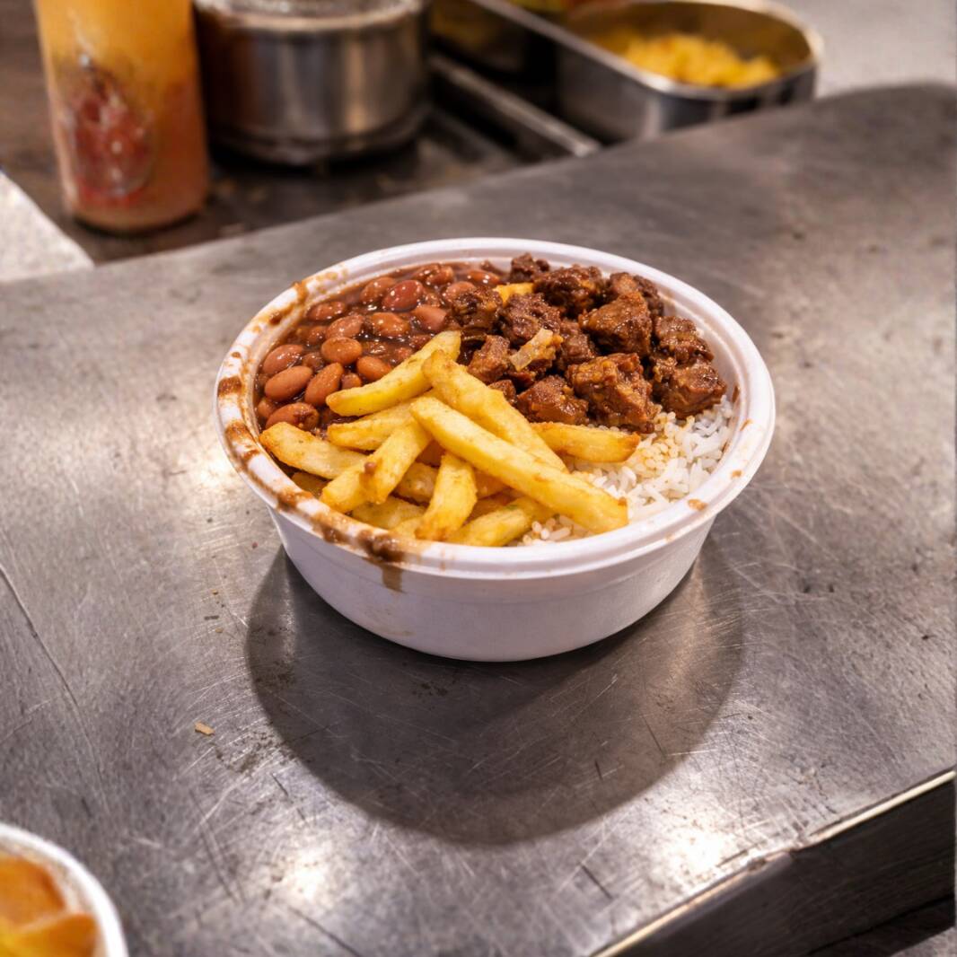 Arroz, feijão, batata frita e porção generosa de carne de porco. Ideal pra quem quer comer bem de verdade.