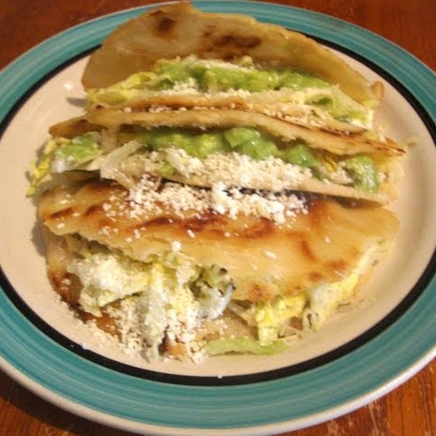 5Quesadillas de carne deshebrada,lechuga,crema,