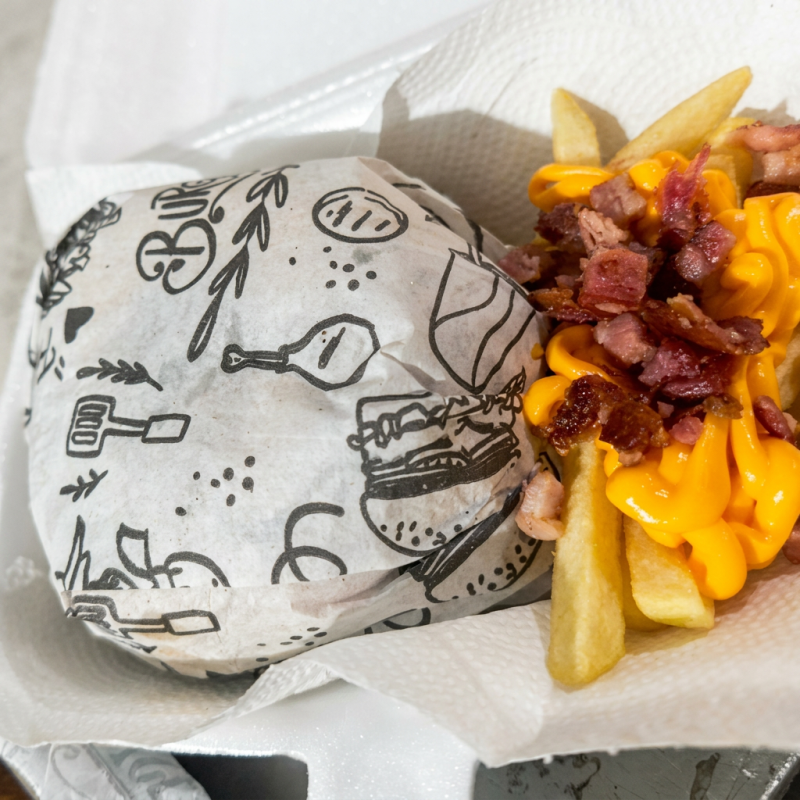 1 hamburguer , + porcãozinha de batata cheddar e bacon +1 refri 200ml . OBSERVAÇÃO ; AS BATATA PODEM CHEGAREM MURCHAS DEVIDO A EMBALAGEM FECHADA