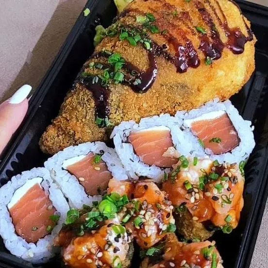 6 ura de salmão cru, 6 Hossomaki de salmão grelhado com batidinho de salmão , 1 Temaki Hot de salmão grelhado