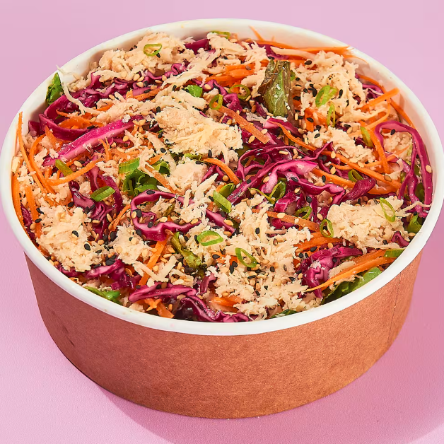 Mix de folhas, frango desfiado, cenoura, picles de repolho e cebolinha.
Para garantir uma entrega rápida, não é possível fazer trocas e/ou retiradas de ingredientes nos produtos.