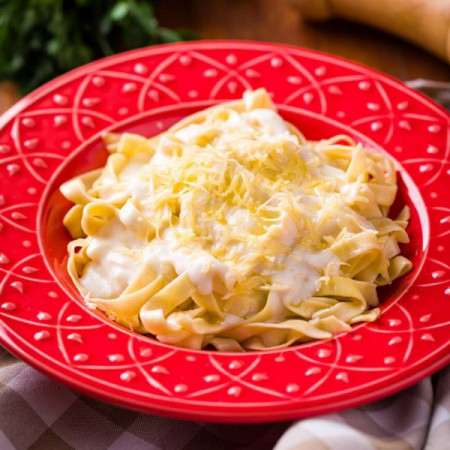 Talharim ao molho Alfredo, acompanhado da sua proteína favorita, finalizado com queijo ralado e salsinha. Uma combinação perfeita de sabor e textura. (*) Não fazemos alterações!