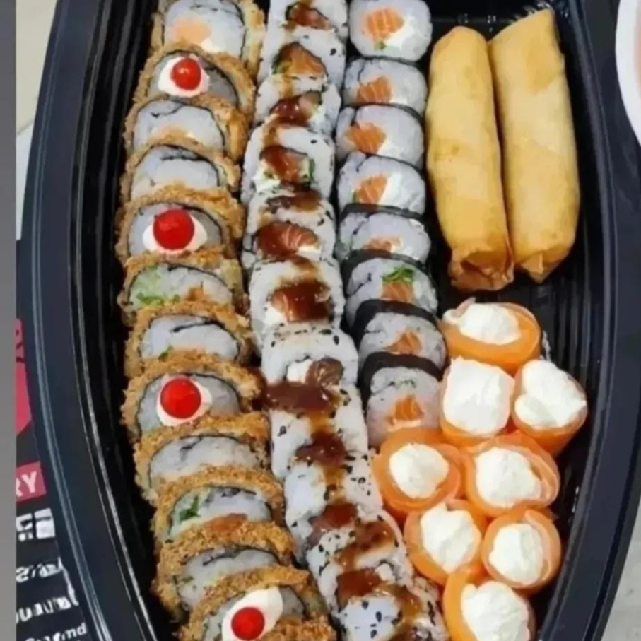 15 hot salmão, 12 uramaki salmão, 8 joy salmão com cream chesse, 7 philadelphia roll, 3 harumaki sortidos