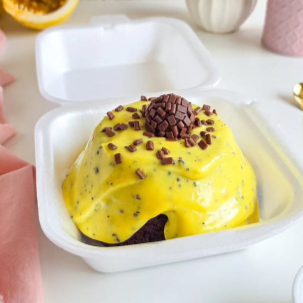 Mini vulcão chocomara, massa caseira de chocolate, cobertura de maracujá. Pesando em média 340 gramas