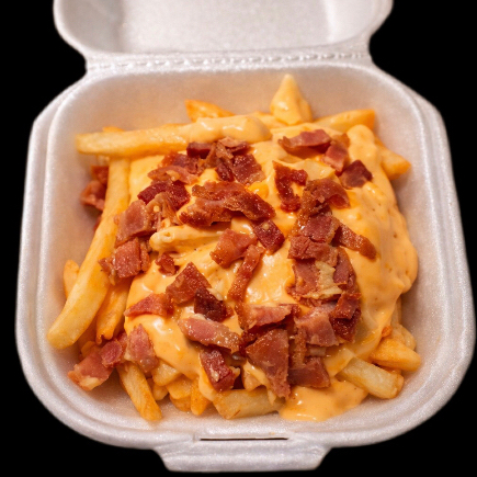 Batata Cheddar & Bacon Especial A combinação clássica que nunca falha! Nossa batata frita é servida super crocante, coberta com um creme de cheddar bem cremoso e finalizada com cubinhos de bacon premium, fritos até ficarem douradinhos. É o acompanhamento perfeito ou o lanche ideal para qualquer hora.