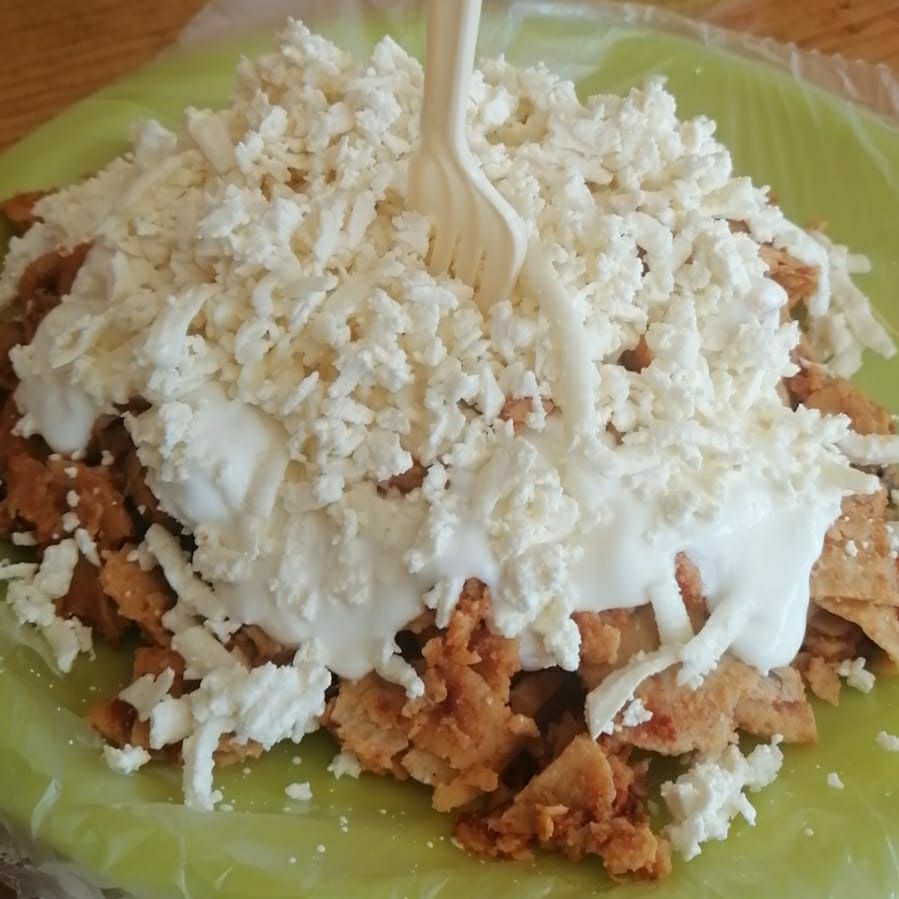 Chilaquiles en salsa roja con pollo orden entera