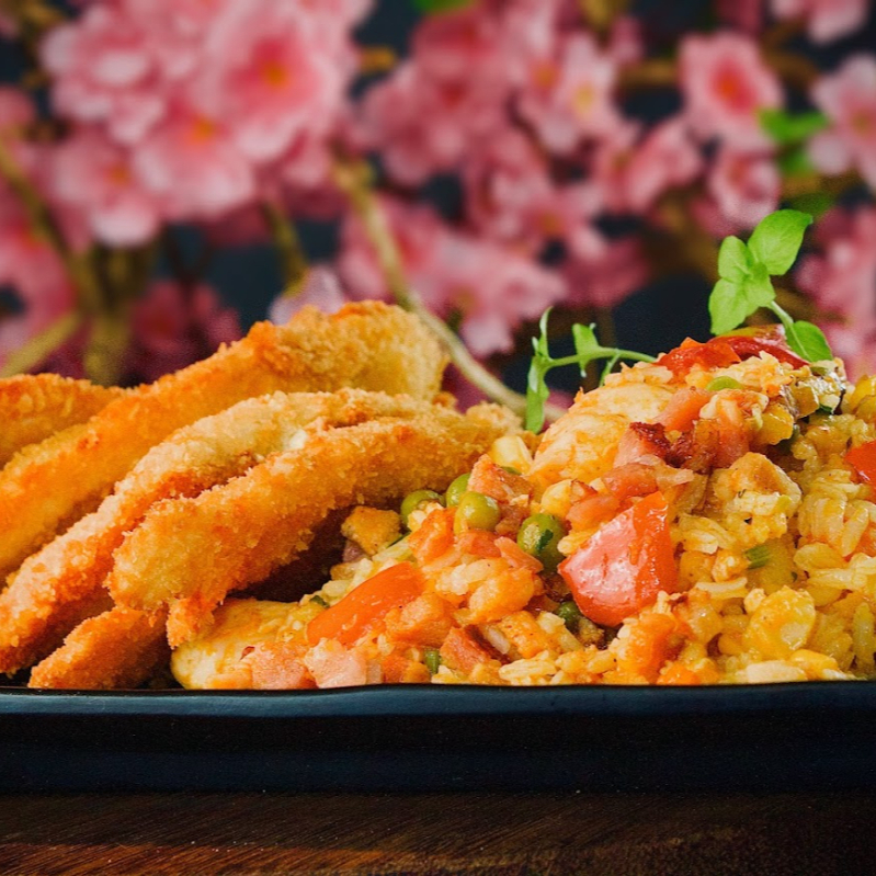 Sofisticado Filé de Frango à Milanesa, cuidadosamente empanado com a crocante farinha panko e perfeitamente dourado. Acompanha o autêntico Arroz de Galinhada, tradicional e cheio de sabor, e a irresistível Batata Rústica, assada à perfeição. Uma combinação harmoniosa e deliciosa que fará você se apaixonar à primeira garfada. Ideal para os amantes da autêntica culinária da Pratos Do Japa Loko.