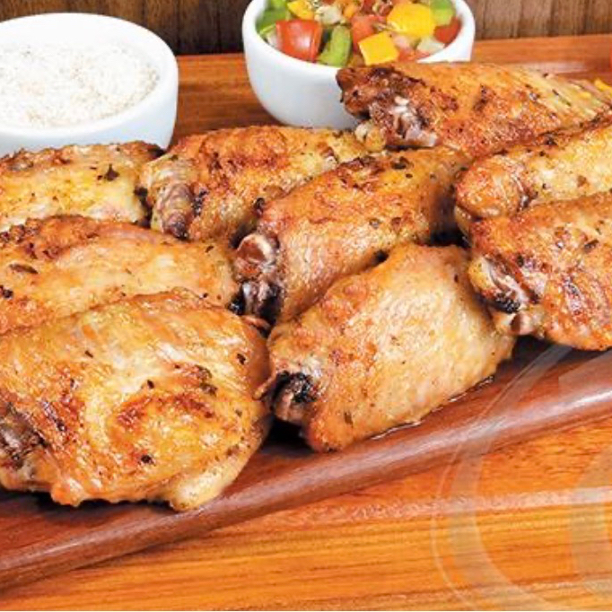 Tulipas de frango selecionadas, temperadas com um blend especial da casa e assadas lentamente na brasa até ficarem douradas, crocantes por fora e super suculentas por dentro.
Meio da asa (4 uni)