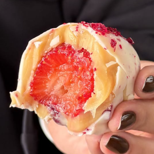 O novo hype do momento, com o toque Dandoce.
Nosso delicioso morango cravejado é feito com morango selecionado, leite ninho, chocolate branco e crocante de caramelo.
Uma combinação irresistível. Recomendamos consumo imediato.