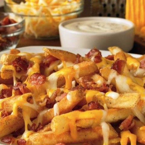 Papas Francesas con Queso Cheddar y Tocino