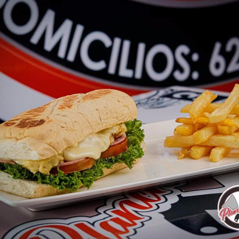 Sándwich Especial de Pechuga con Papas
