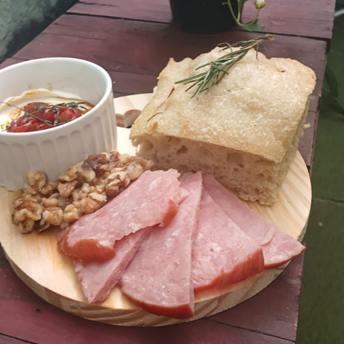 Focaccia alecrim, piscina de catupiry e tomate confit, peperoni e mix de castanhas